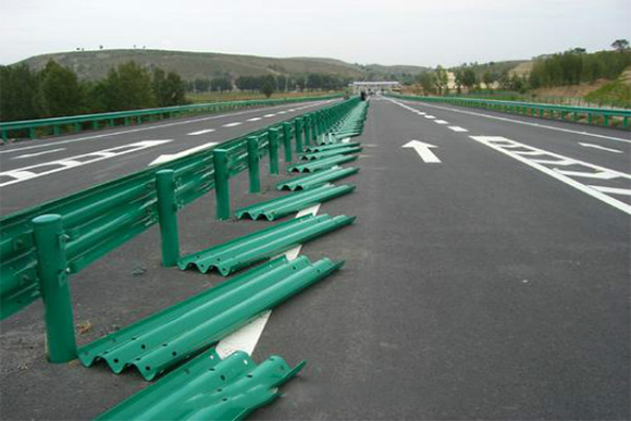 广州波形护栏板施工注意立柱之间距离